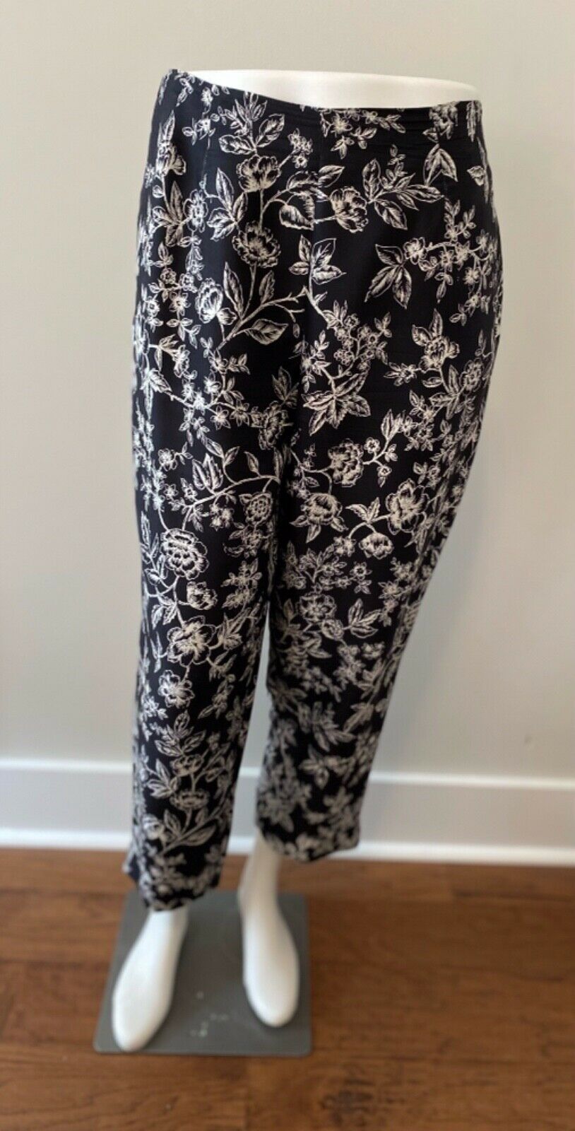 Allison Taylor Capri Crop Pants 100% Silk Black White Floral Print Side Zip 10