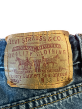 Load image into Gallery viewer, Men&#39;s Levi&#39;s 550 Relaxed Fit Size 33X34
